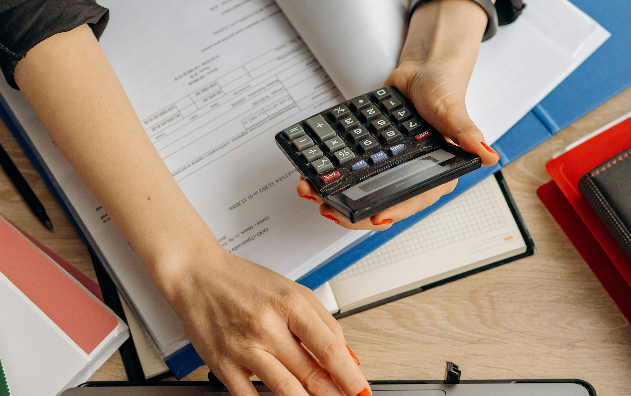 Mulher somando com calculadora